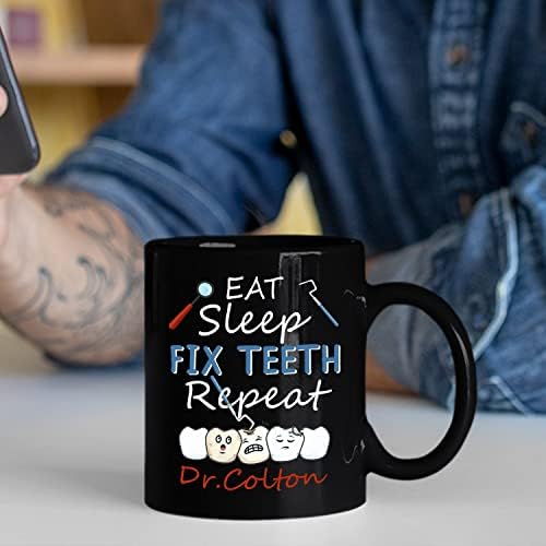 Comer sono consertar dentes repetem copo de caneca de café, higienista de caneca de café preto