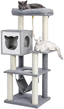 Gatinho de gato mgwye arranhando a árvore de post com mouse de brinquedo de nível superior para relaxar