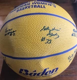 A equipe feminina da Universidade de Michigan autografou o basquete com certificado de autenticidade