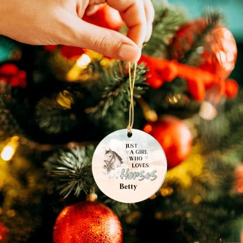O ornamento personalizado do chá e da cafeteria, personalize o nome apenas uma garota que adora presente de cavalo para amantes, família feminina, decorações de casa, decoração de árvores no dia de ano novo de Natal