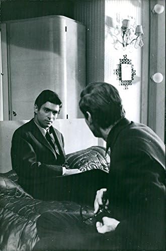 Foto vintage de Sami Frey conversando com o homem.