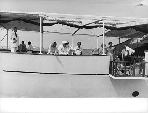 Foto vintage de Winston Churchill em pé no navio com seus companheiros.