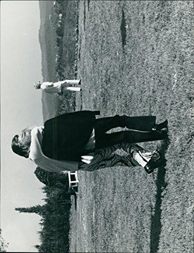 Foto vintage de Kirk Douglas andando com uma mulher.