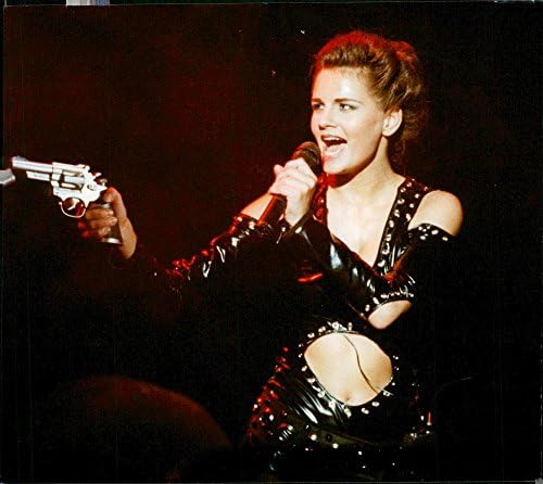 Foto vintage de Lena Philipsson como agente 006 em seu show na troca.